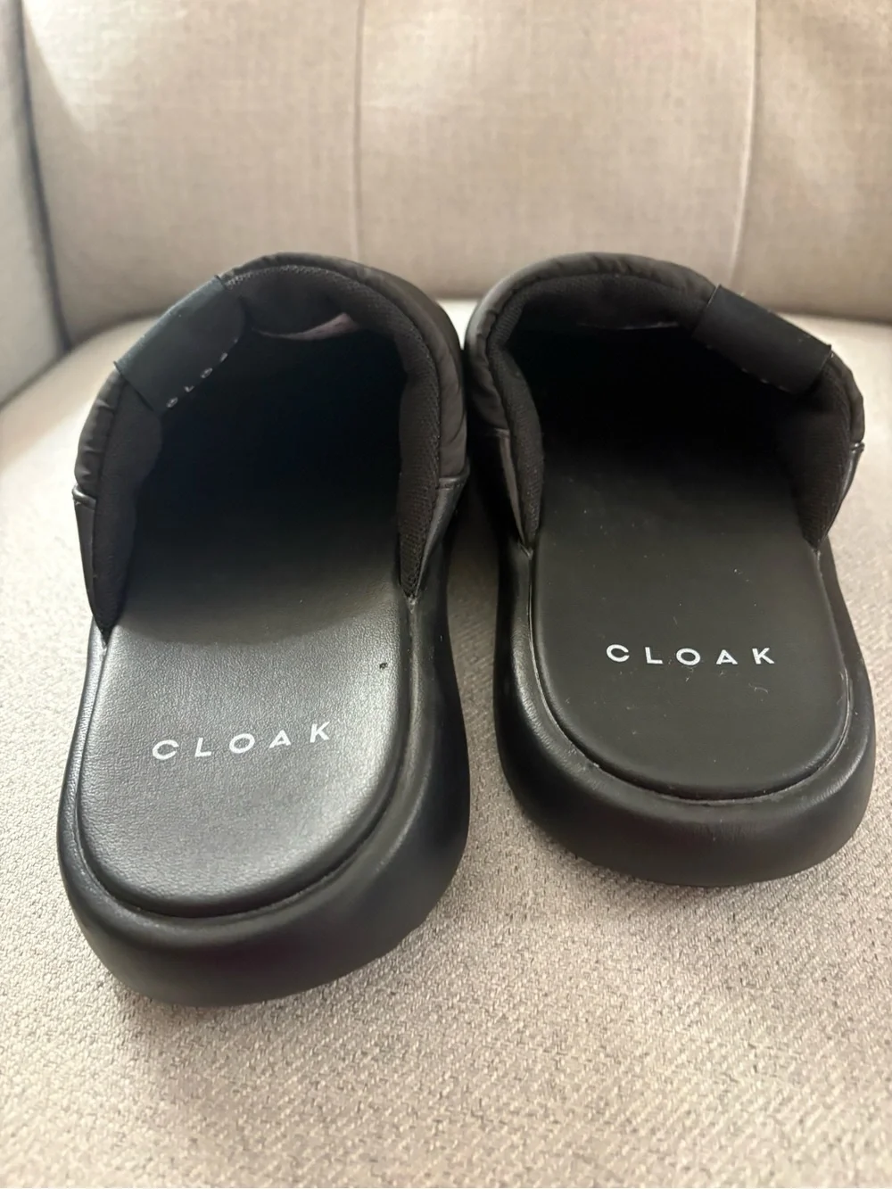 Cloak Unisex Black Quilted Slippers, men’s size 8, women’s size 9
